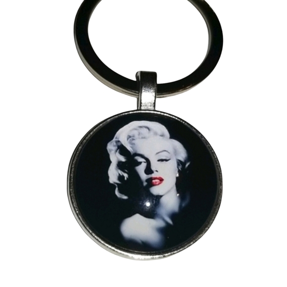 Handcrafted Marylin Monroe Keychain - Picture 2 of 5